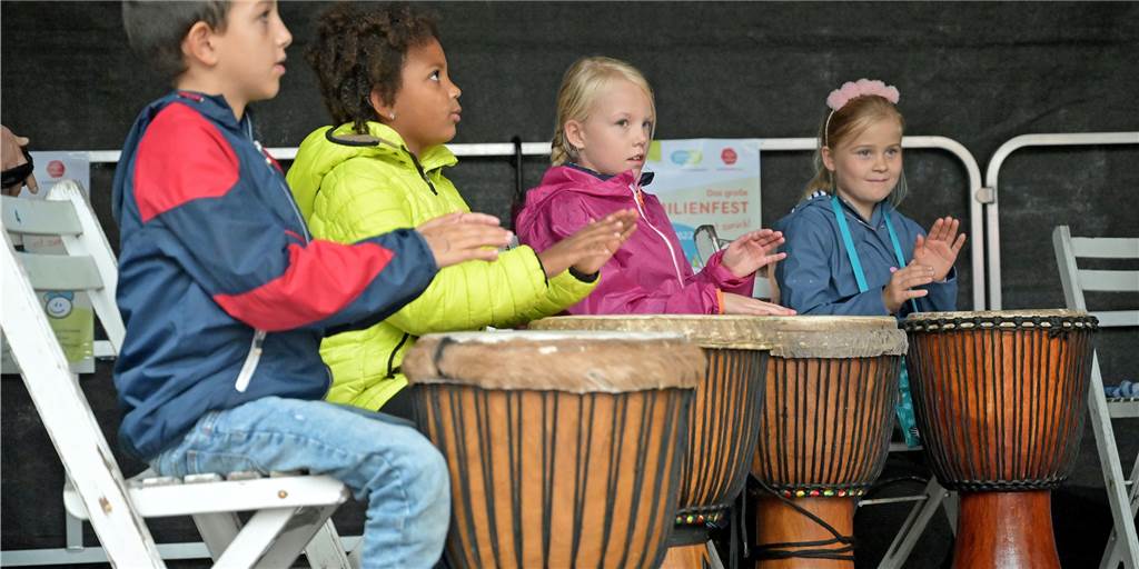 Trotz Regen: Familienfest feiert in der Werner Innenstadt eine gelungene Premiere Vier Kinder trommeln auf einem Instrument