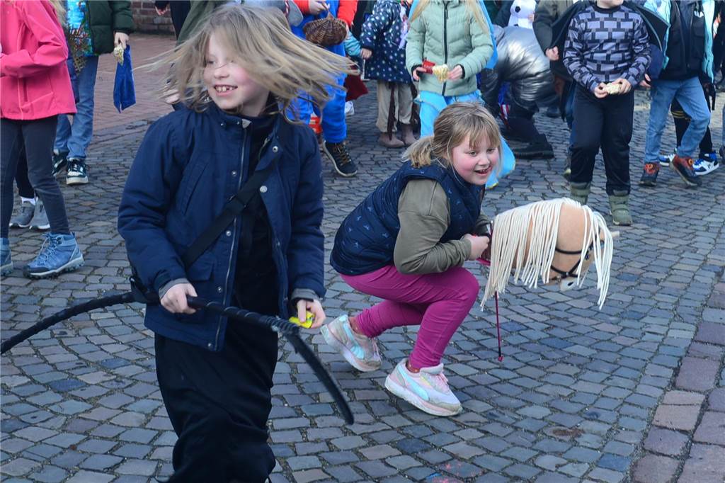 Kinder ziehen durch Asbeck: Polizei und Gangster verstehen sich Die Kinder hatten sichtlich Spaß am Karnevalsumzug.