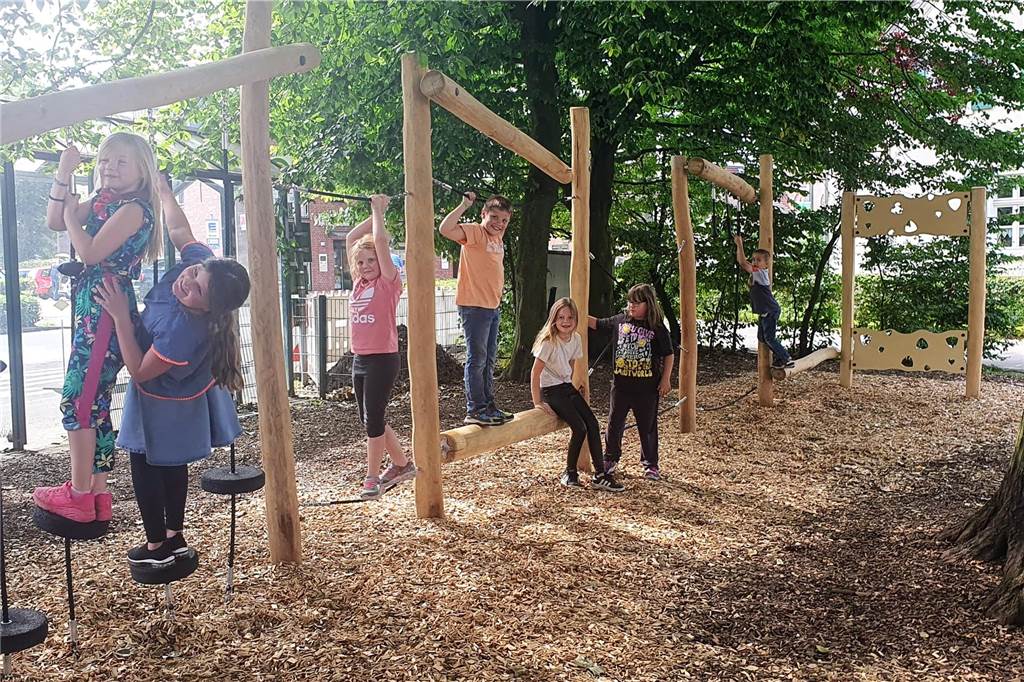 Niedrigseilgarten an der Silvesterschule dank Spendengeldern eröffnet Kinder im Niedrigseilgarten