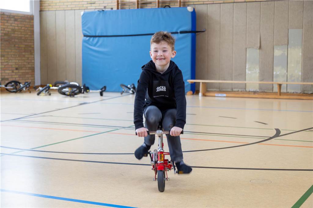 Junge fährt in Tunrhalle in Heek Fahrrad