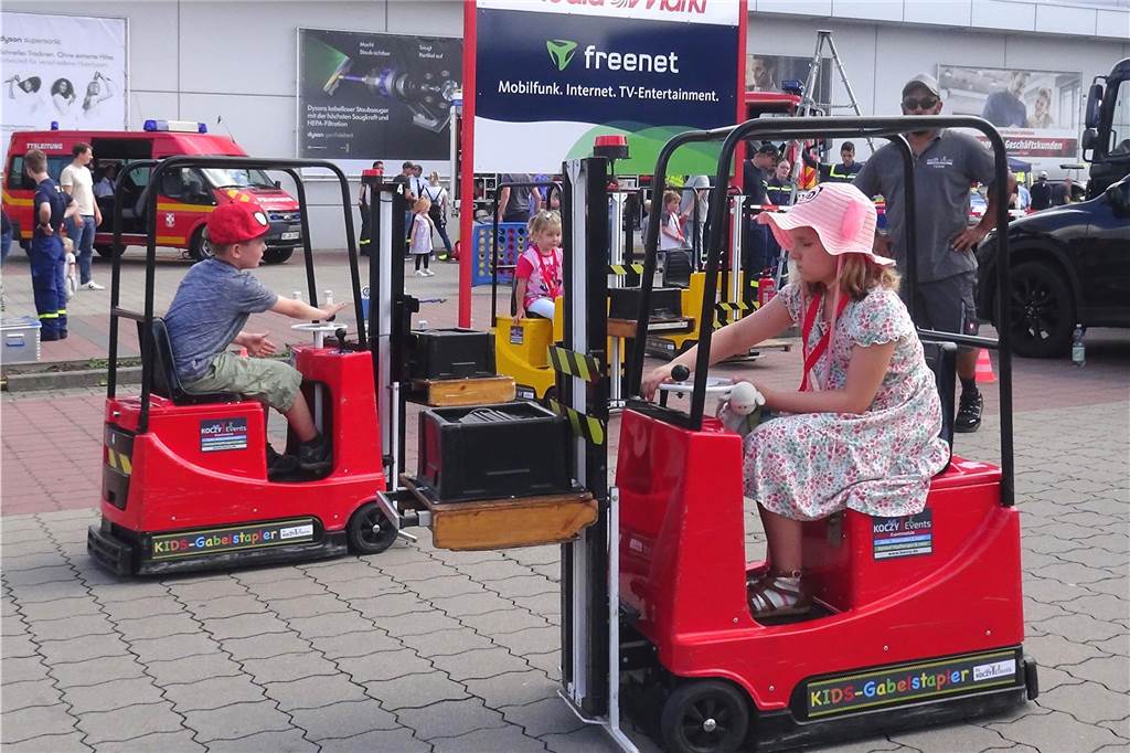 Weltkindertag: Kunterbuntes Programm am Treffpunkt Altstadt Die Kinder konnten sogar mal üben, wie es sich auf einem Gabelstapler fährt.