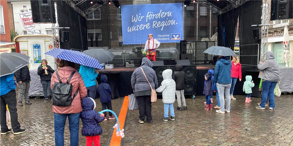 Der Herbst machte dem Dorstener Herbstfest am Samstag schwer zu schaffen Ein Zauberer steht bei strömendem Regen auf der Bühne.
