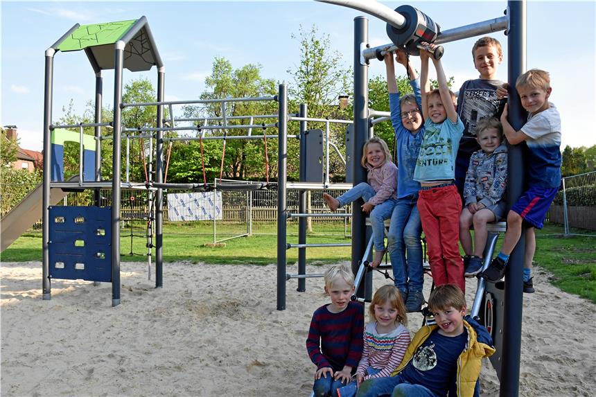 Am Paulskamp werden die letzten Arbeiten beendet Die Kinder sind von dem neuen Spielgerät auf dem Spielplatz Paulskamp in Sythen begeistert.