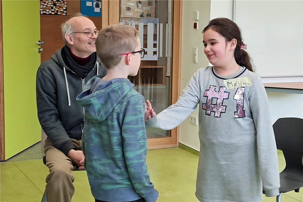 Flucht nach vorn mit Haifisch-Technik: Dojoteam stärkt Kinder für Schule und Alltag Die Kinder sollen ein Gespür dafür entwickeln, was ihnen und anderen guttut und was nicht. Dazu zählt es auch, Abstand zu wahren.