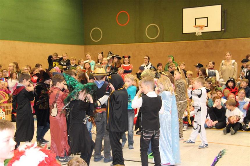 Die Kinder tanzten zu einem Elefanten-Lied.