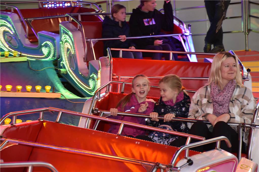 Programm Sim-Jü 2023: Kita-Kinder und Bürgermeister testen Karussells Die Kinder testen die Fahrgeschäfte vorab.