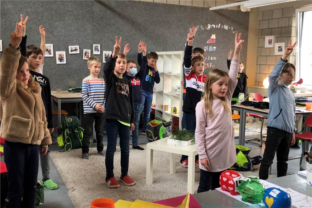 Die Kinder üben für ihren Auftritt auf der Alten Fahrt: Das Peace-Zeichen passt zum Lied von Udo Lindenberg.