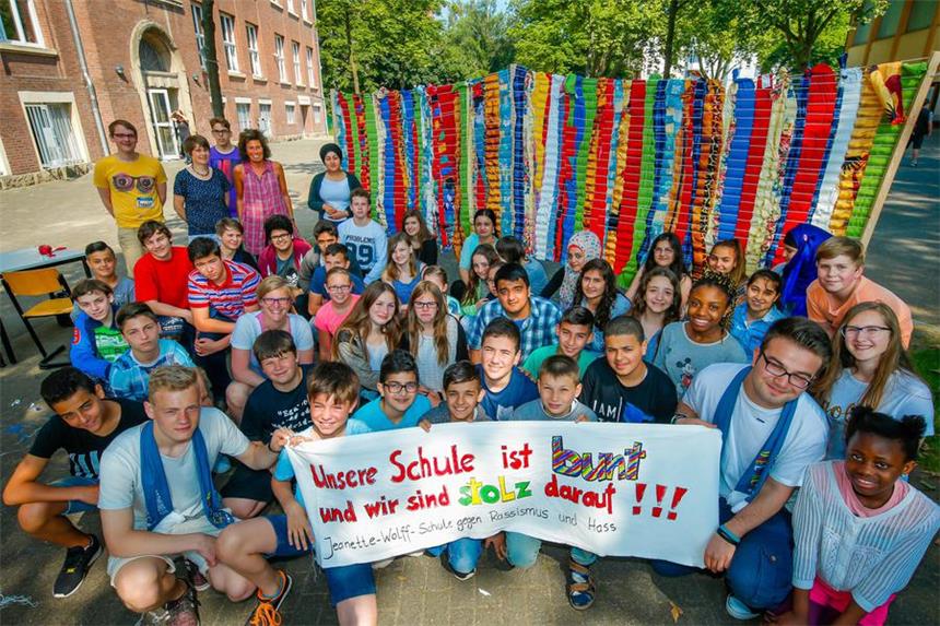 Jeanette-Wolff-Schule setzt Zeichen gegen Rechts Die Kinder und Jugendlichen sind stolz auf ihre bunte Schule. Das soll ab sofort auch der farbenfrohe Flickenteppich symbolisieren.