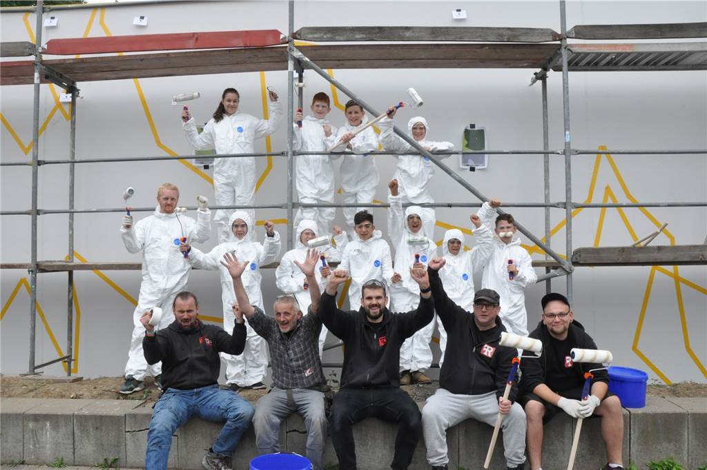 Neue Schallschutzwand an der Rohrmeisterei nimmt Form und Farbe an Die Kinder und Künstler Erich Füllgrabe (vorne, zweiter von links), zusammen mit Mitwirkenden von Faktor Ruhr am vergangenen Dienstag.