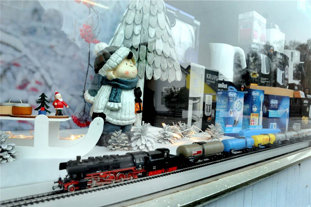 Ein letzter Tüftler geht: Elektrogeschäft an der Geisecker Talstraße schließt Die Kinder werden die Modelleisenbahn vermissen, die jedes Jahr vor Weihnachten ihre Runden im Schaufenster von Babilon & Zschegel drehte. Bald werden die Enkel von Edgar Babilon mit den Zügen spielen.