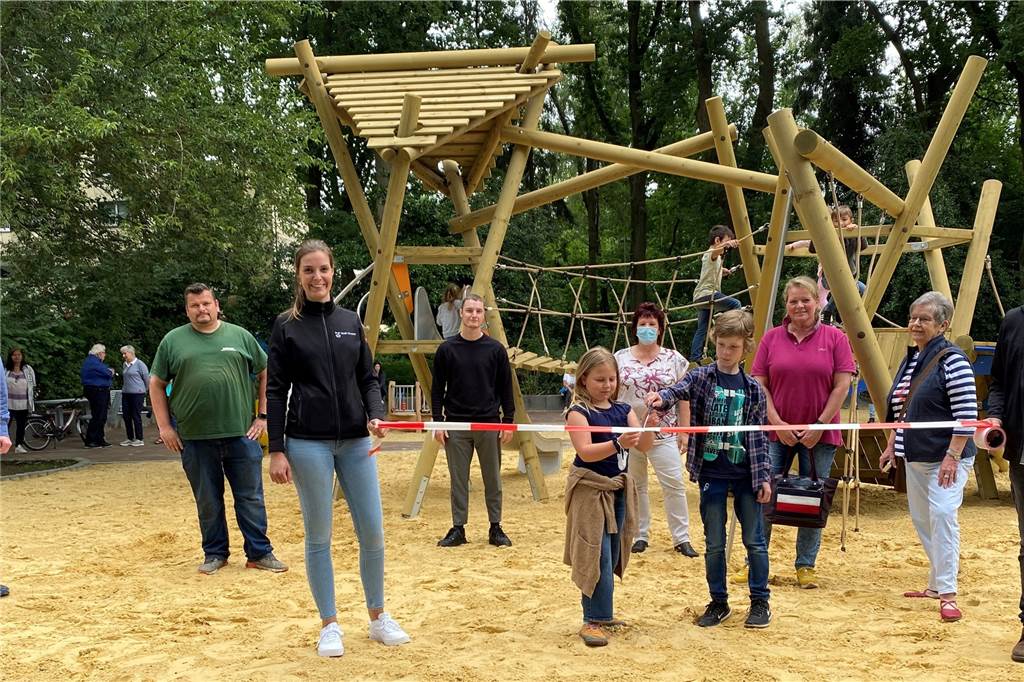 Neuer Spielplatz, neuer Ärger: Nachbarn beklagen abendliche „Action“ Die Kinderbürgermeister Matilda Clodt und Ben Buttler gaben den neuen Spielplatz am Napoleonsweg vor wenigen Tagen frei.