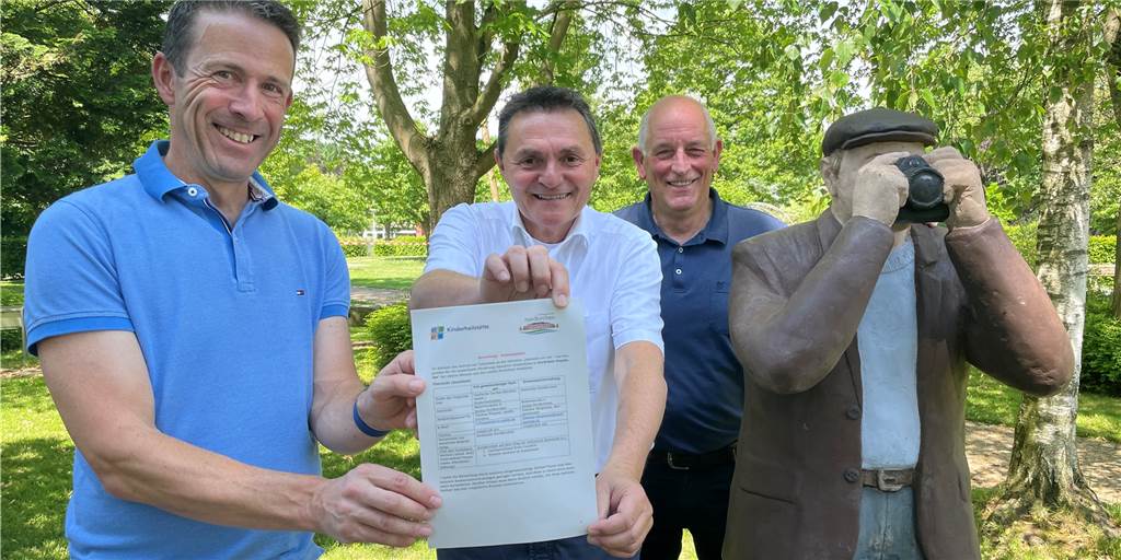 Nordkirchen bewirbt sich um 1 Million Fördergeld für „Bürgercafé“ Die Kinderheilstätte und die Gemeinde Nordkirchen bewerben sich auf eine 1-Million-Förderung. Nur vier Kommunen in NRW können sie bekommen. Thomas Pliquett, kaufmännischer Geschäftsführer der Kinderheilstätte (v.l.), Bürgermeister Dietmar Bergmann und Bauamtsleiter Josef Klaas blicken trotzdem optimistisch auf die Bewerbung.