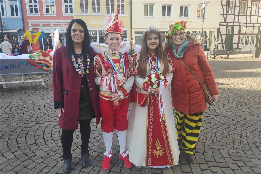 Mit Video: Karnevalsbeginn in Werne: Der Hoppeditz läutet die fünfte Jahreszeit ein Die Kinderregenten Niklas I. und Kiara I. freuen sich gemeinsam mit ihren Müttern auf die Session.
