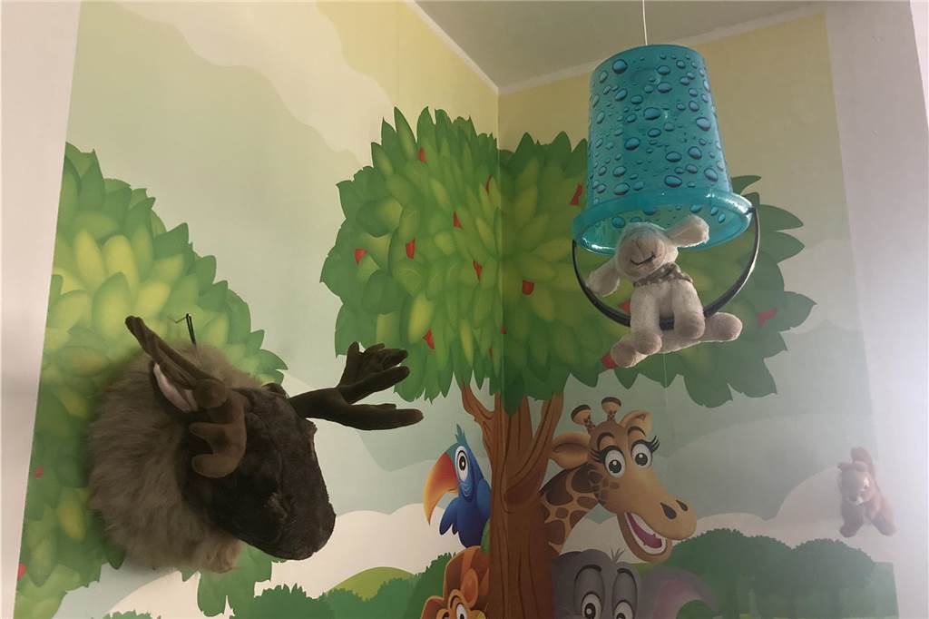 Kunstcafé öffnet an neuem Standort: Gemütlichkeit mit bunten Details Die Kinderspielecke im Kunstcafè: Als Lampe dient ein Eimer mit Schäfchen.