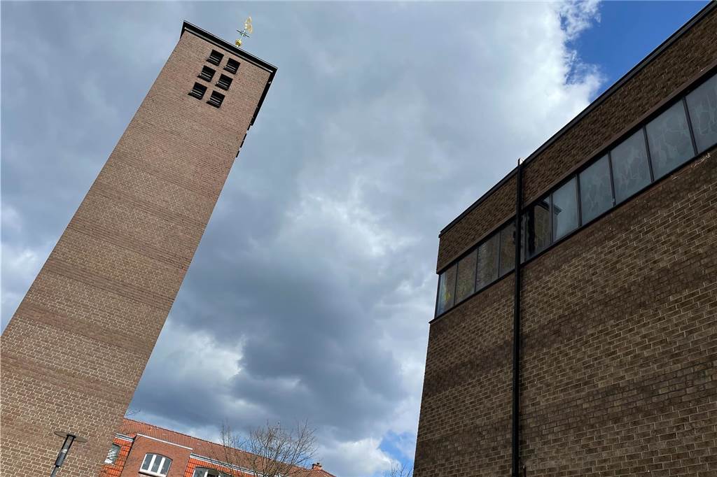 Nach 55 Jahren feiert St. Franziskus Schwerin jetzt die letzte Messe Die Kirche St. Franziskus auf Schwerin: Der Kirchturm prägt die Siedlung drumherum. Möglicherweise bleibt er stehen.