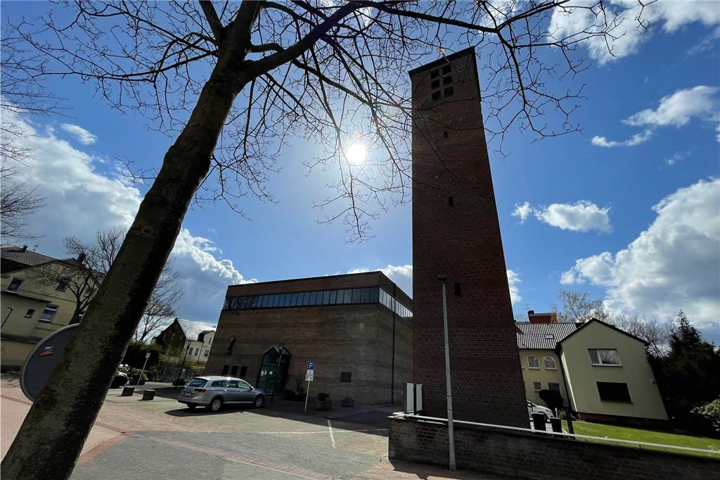 Raus aus der Franziskuskirche: Schweriner Gemeinde zieht im Winter um Die Kirche St. Franziskus auf Schwerin: Sie wird abgerissen, wenn die Friedhofskirche fertig ist.