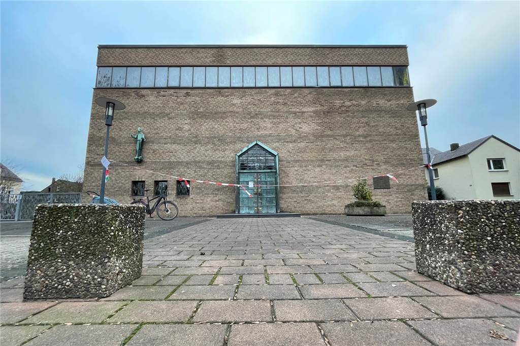 Pfarrer gibt Entwarnung: Franziskus-Kirche auf Schwerin bleibt noch Die Kirche St. Franziskus, erbaut 1969/70, geht nun wieder in den „Winterschlaf“.