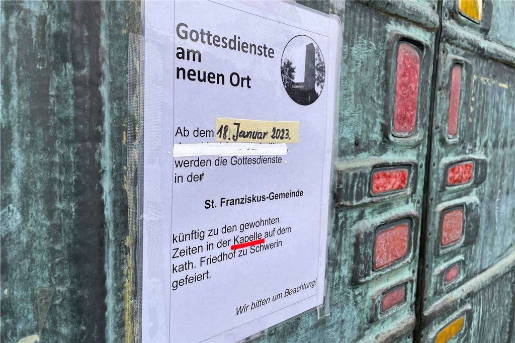 Pfarrer gibt Entwarnung: Franziskus-Kirche auf Schwerin bleibt noch Zettel an der Kirche St. Franziskus auf Schwerin.