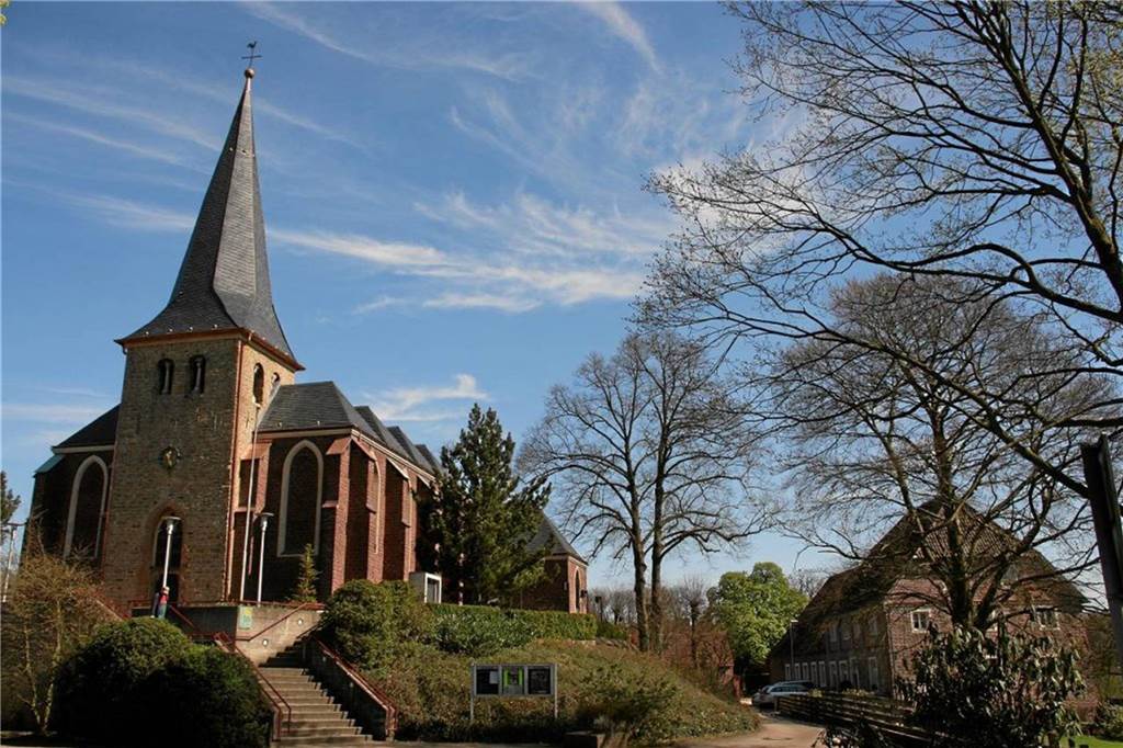 Dorf feiert 875. Geburtstag: Programm für Jubeljahr in Hervest steht Außenaufnahme der Kirche St. Paulus