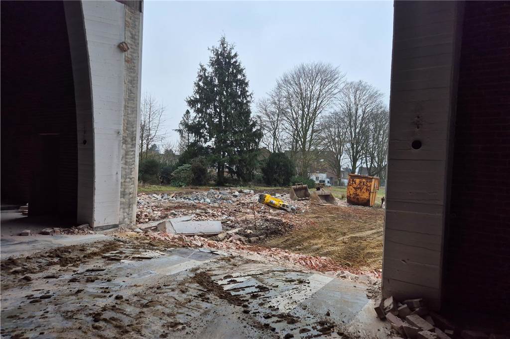 „Es ist ein großes, sensibles und emotionales Projekt“ Ein Blick durch ein großes Loch auf den Kirchplatz