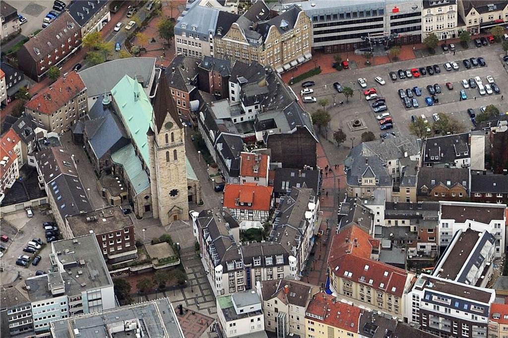 Neue Zensus-Zahlen geben Aufschluss über Kirchen-Austritte Der Blick von oben auf die St.-Lambertus-Kirche und die Castroper Altstadt.