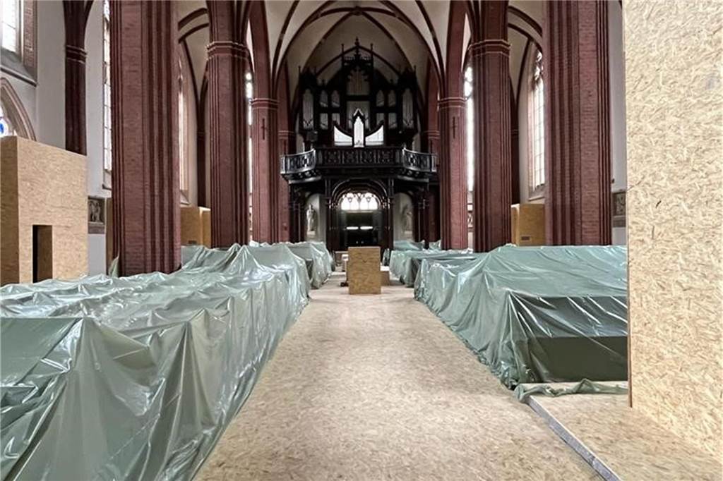 Blick in die eingehauste Sixtus-Kirche