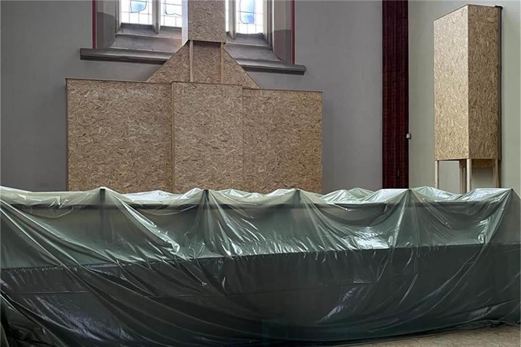 Die Kirchenbänke im Seitenschiff