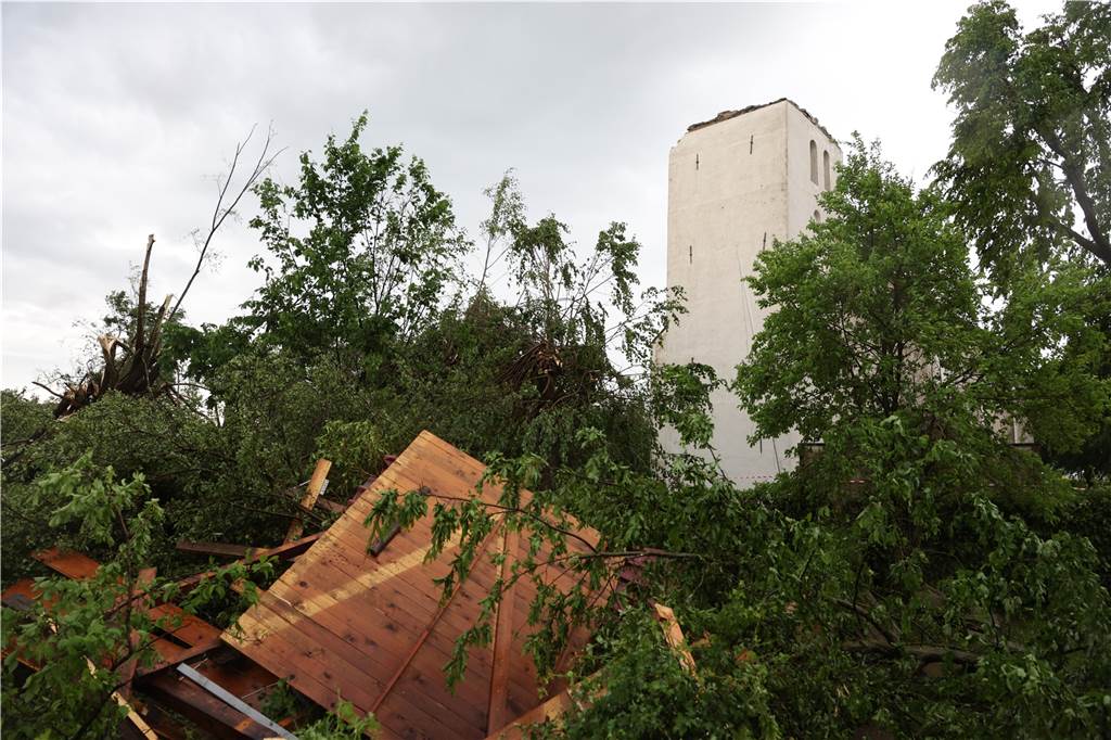 Tornados, 43 Verletzte und „Schneise der Verwüstung“: Teile von NRW stark von Unwetter betroffen Die Kirchenspitze von Katholische Kirche St. Clemens in Hellinghausen bei Lippstadt wird komplett zerstört und liegt vor der Kirche.