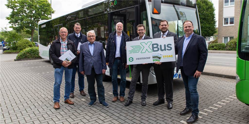 Meilenstein in der Verkehrswende: Neue Expresslinie startet Sonntag Die Kirchhellener, Dorstener, Bottroper und Oberhausener Bezirks- und Oberbürgermeister sowie Vertreter der STOAG und Vestischen sind Stolz auf die gute Zusammenarbeit.