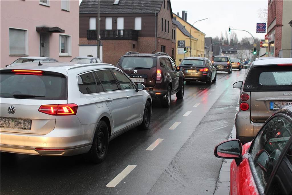 SPD und Grüne wollen flächendeckende Tempo-30-Zonen in Huckarde Die Kirchlinder Kreuzung ist eines der größten Verkehrsprobleme im Stadtbezirk.