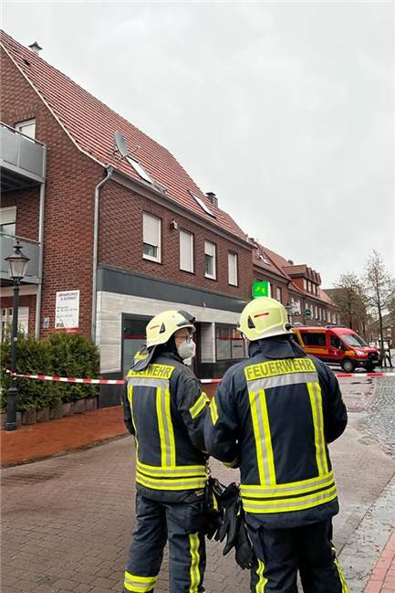 Unwetter: Stürmisches Wochenende beschäftigte die Feuerwehr in Südlohn Die Kirchstraße musste kurzzeitig gesperrt werden, weil der Sturm Dachziegel gelöst hatte.