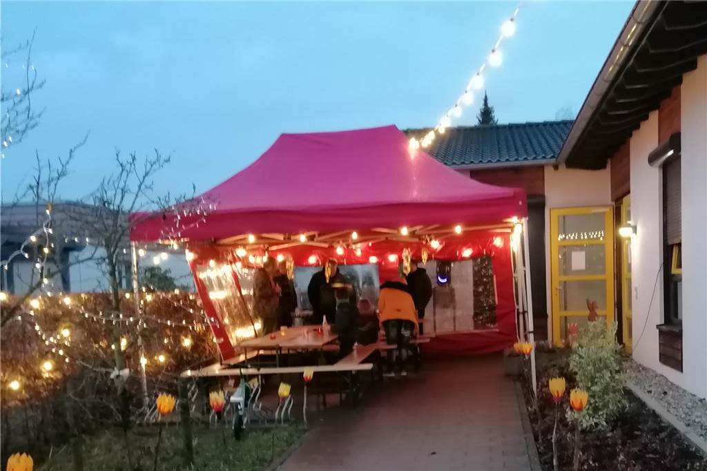 „Nacht der Lichter“: Was dahinter steckt und wie Sie mitmachen können Der Garten der Kita Hasenburg ist hell erleuchtet.