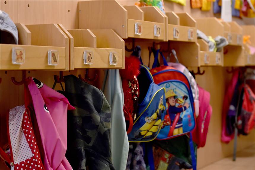 Kommunen fordern von Stamp Klarheit bei Erstattung von Kita-Beiträgen Die Kitas in NRW müssen größtenteils wieder in den Notbetrieb. Laur Familienminister Stamp sollen Familien bei den Kita-Beiträgen entlastet werden.