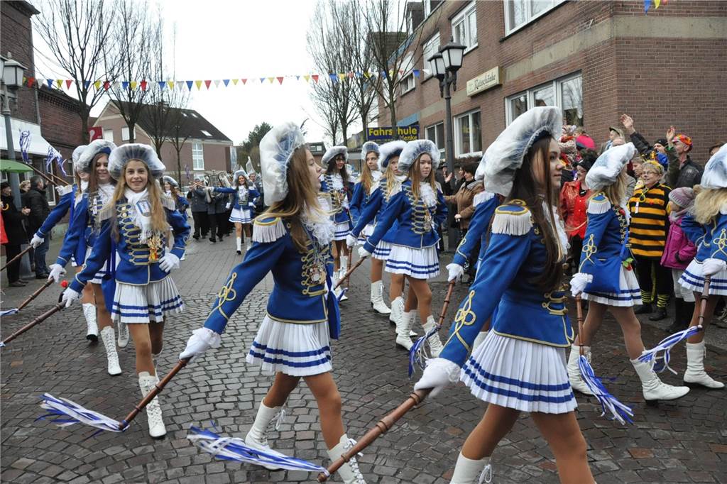Wissenwertes zum Karneval in Olfen: Wussten Sie schon, dass...? Die Kitt-Funken ziehen verkleidet durch die Straßen in Olfen.
