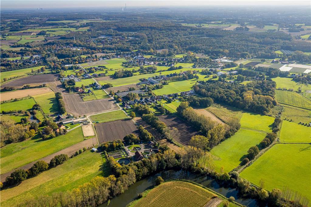Die Kläranlage in Bork: Dadurch, dass der Standort in Cappenberg aus wasserrechtlichen Gründen aufgegeben werden muss, baut der Lippeverband seit März 2024 eine rund acht Kilometer lange Druckleitung zum Transport des Abwassers von Cappenberg nach Bork - inklusive Sperrungen für den Verkehr. Die Arbeiten sollen bis etwa Mitte 2025 dauern.