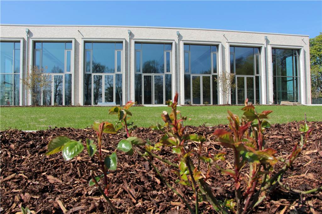 Solebad Werne: In den nächsten Wochen sind viele Verbesserungen angesagt Die klar gegliederte Fassade des Sportbeckens.