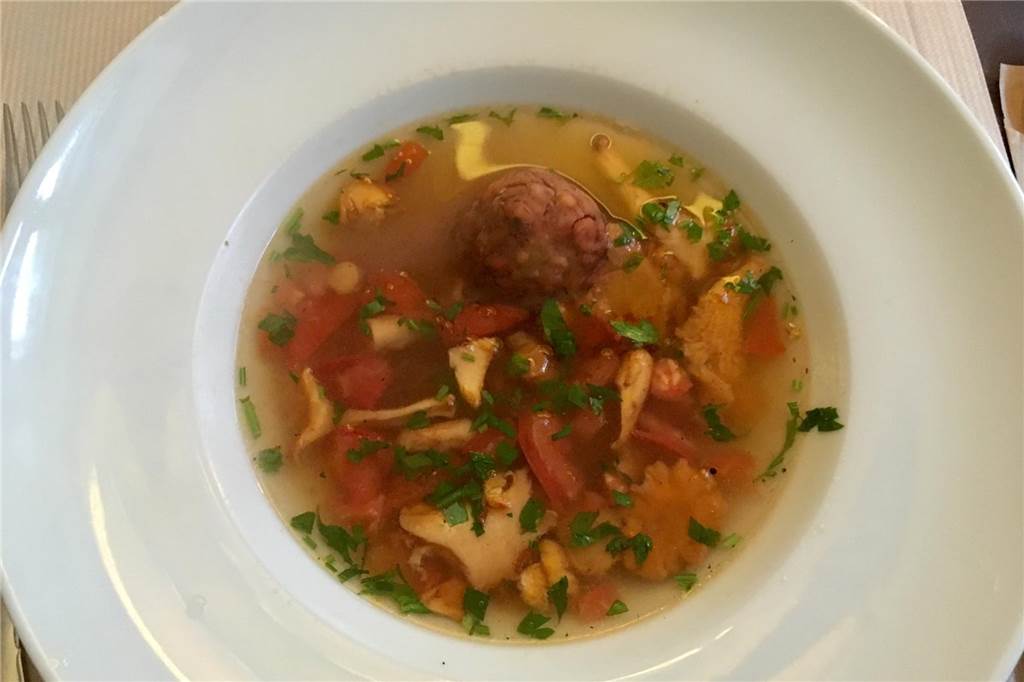 Im Vredener Gasthaus Terrahe gibt es bestes Fleisch vom eigenen Metzger Die klare Pfifferlingsuppe war ein guter Start in den Abend.