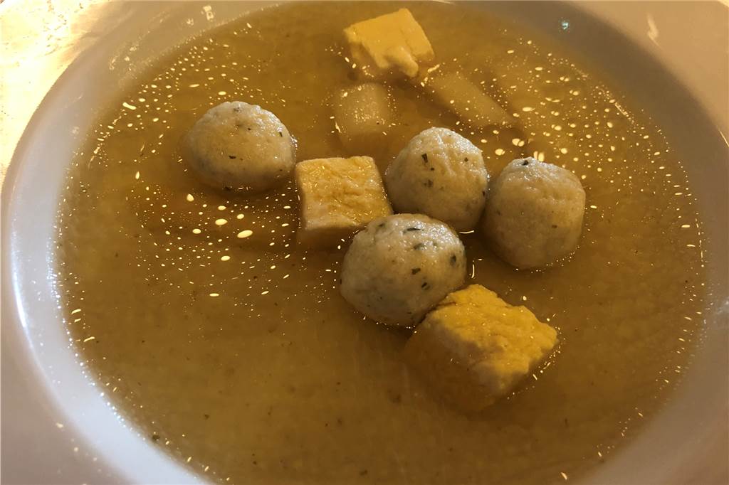 Stadthallen-Gastronomie Olfen: Sattmacher im Stil eines vollen Hotel-Restaurants Die klare Spargelsuppe mit Markklößchen und Eierstich leitete zum Dessert über.