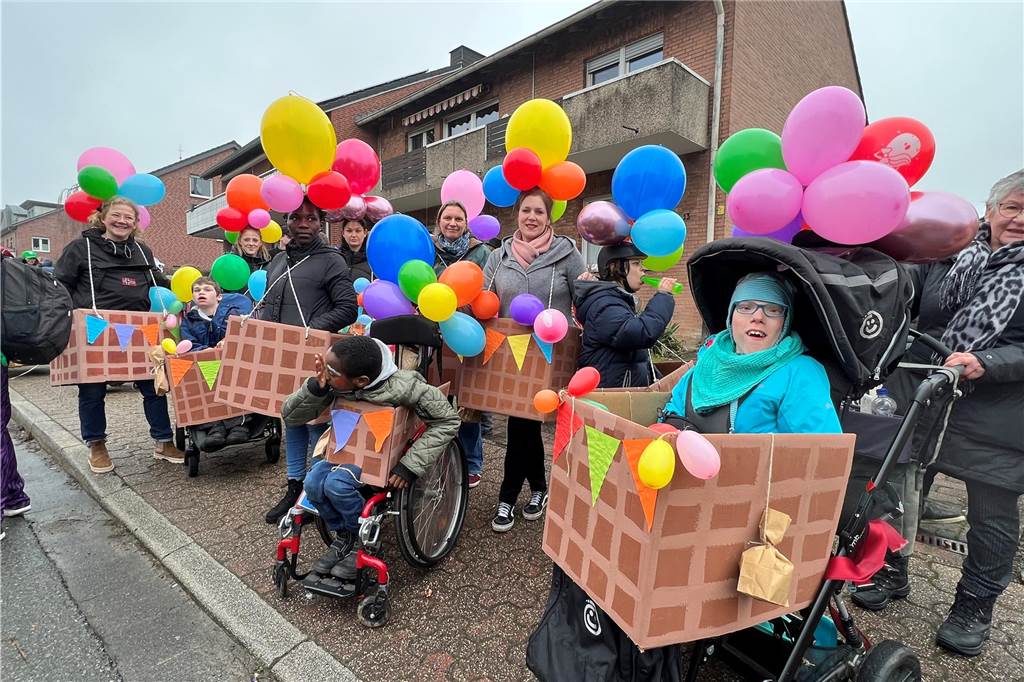 Karnevalsumzug 2023 in Nordkirchen: „Vielfältig, bunt und familiär“ Die Klasse 4b der Maximilian-Kolbe-Schule hat sich für ein ganz besonderes Gruppenkostüm entschieden: Jeder Schüler ist als Heißluftballon verkleidet.