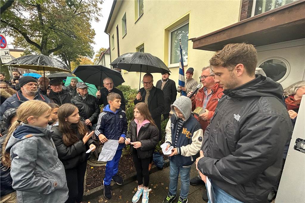 Erstmalig in Lünen: Ehrung für militärischen Widerstand gegen Nazis Die Klasse 5B der GSG Lünen trägt bei der Stolpersteinlegung von Blankensee ein Gedicht vor, in dem es um ein Kind geht, dessen Vater von Nazis verschleppt wurde.
