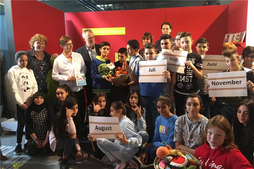 In der Sonderausstellung im Mondo Mio sollen Kinder „Einfach machen!“ Die Klasse 6.2 der Anne-Frank-Gesamtschule ordnete am Freitag Obst- und Gemüsesorten den einzelnen Monaten zu.