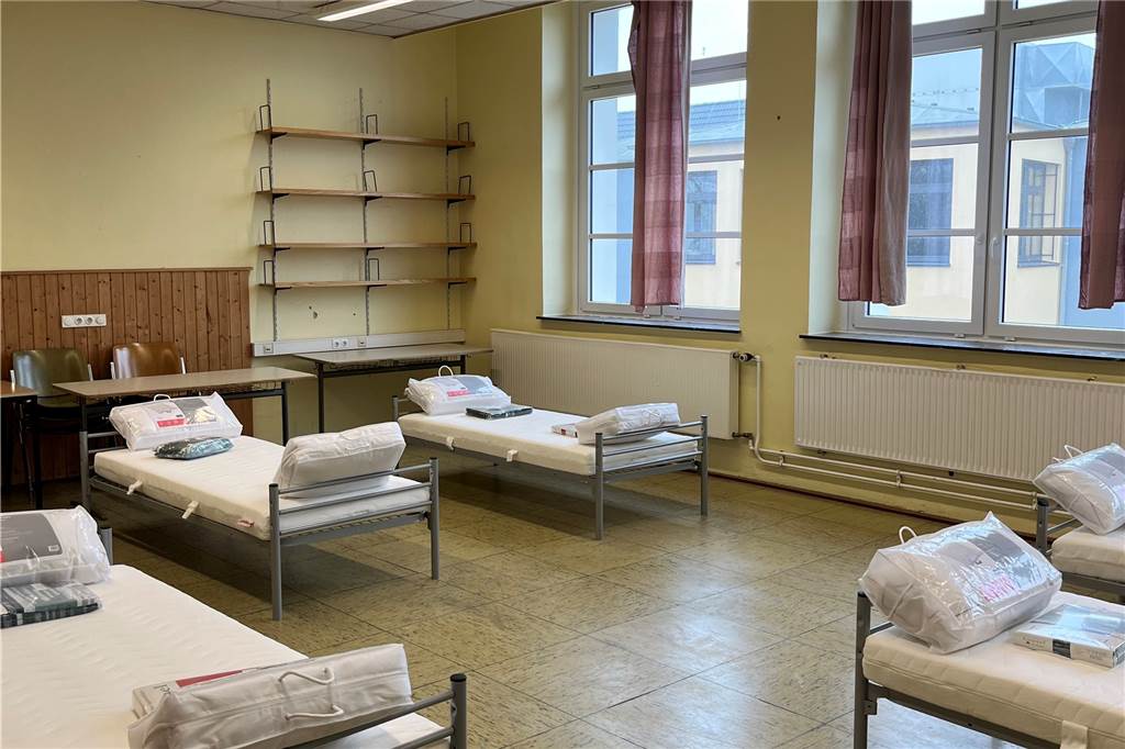 Blick in die städtische Notunterkunft für Flüchtlinge aus der Ukraine Ein Raum mit vielen Betten.