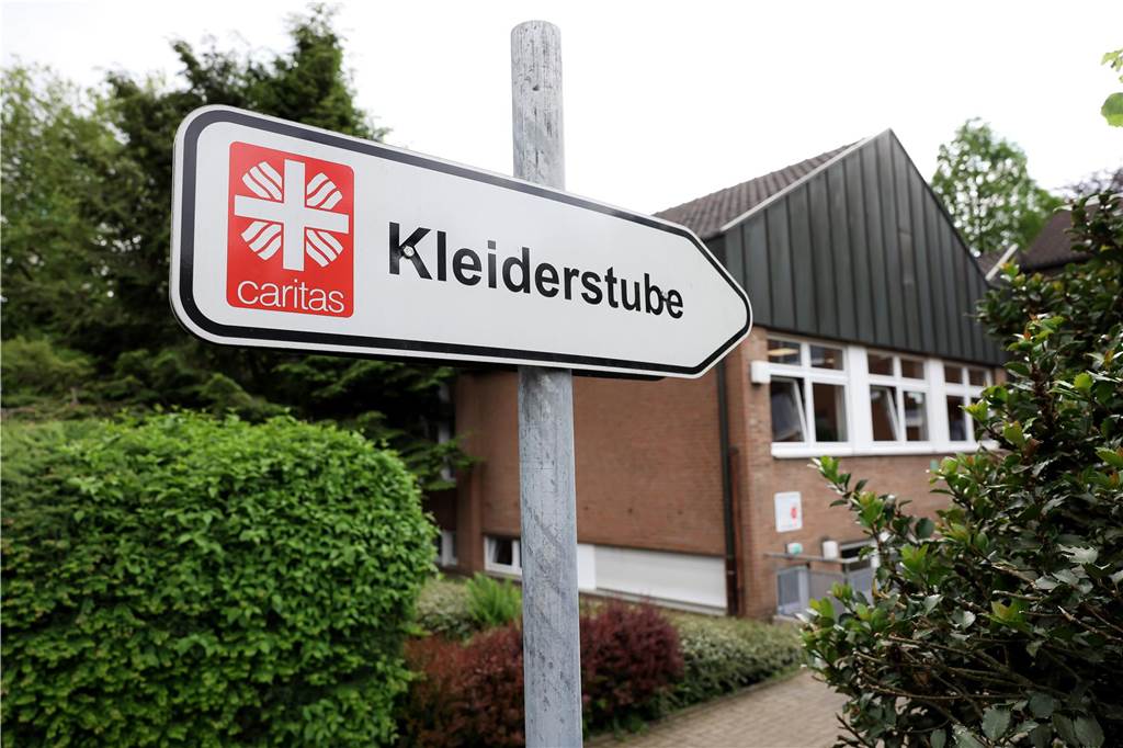 Kleiderstube bietet seit mehr als 30 Jahren gut erhaltene Kleidung an Hinweisschild Caritas-Kleiderstube