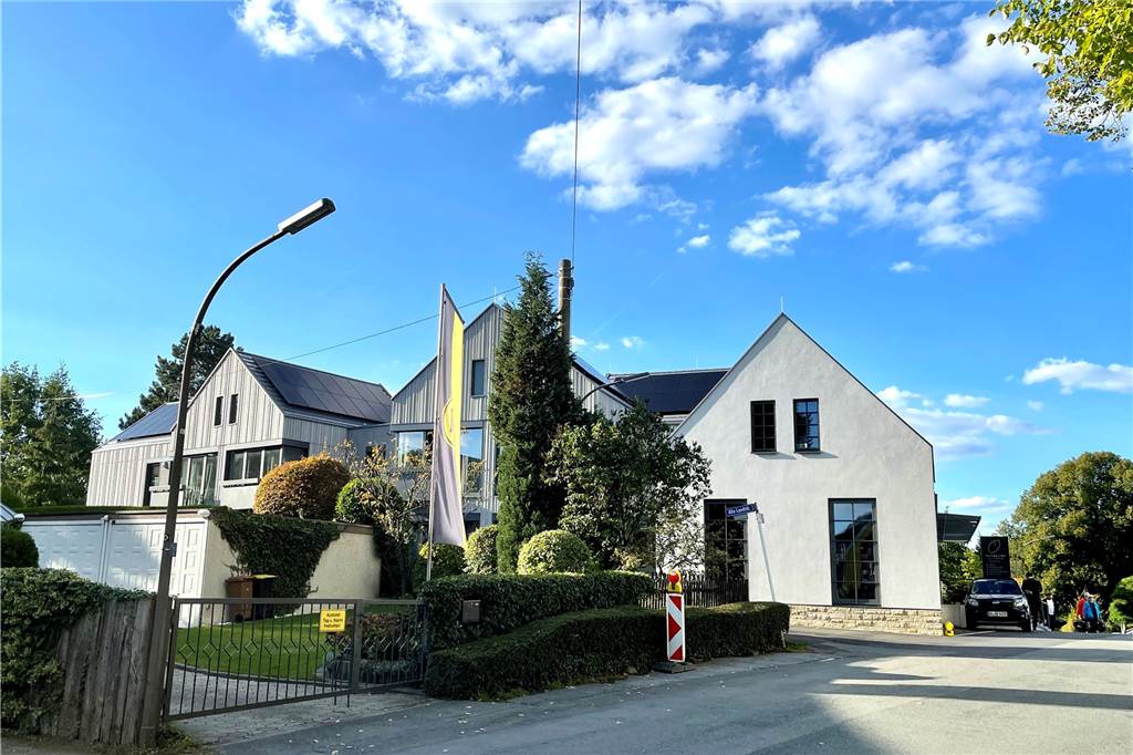 Viel Verkehr bei Overkamp: Am Ellberg soll Vorfahrtsstraße werden Die kleine Alte Landstraße neben dem neuen Zentrum "Alte Schmiede" von Overkamp übersieht man schnell.