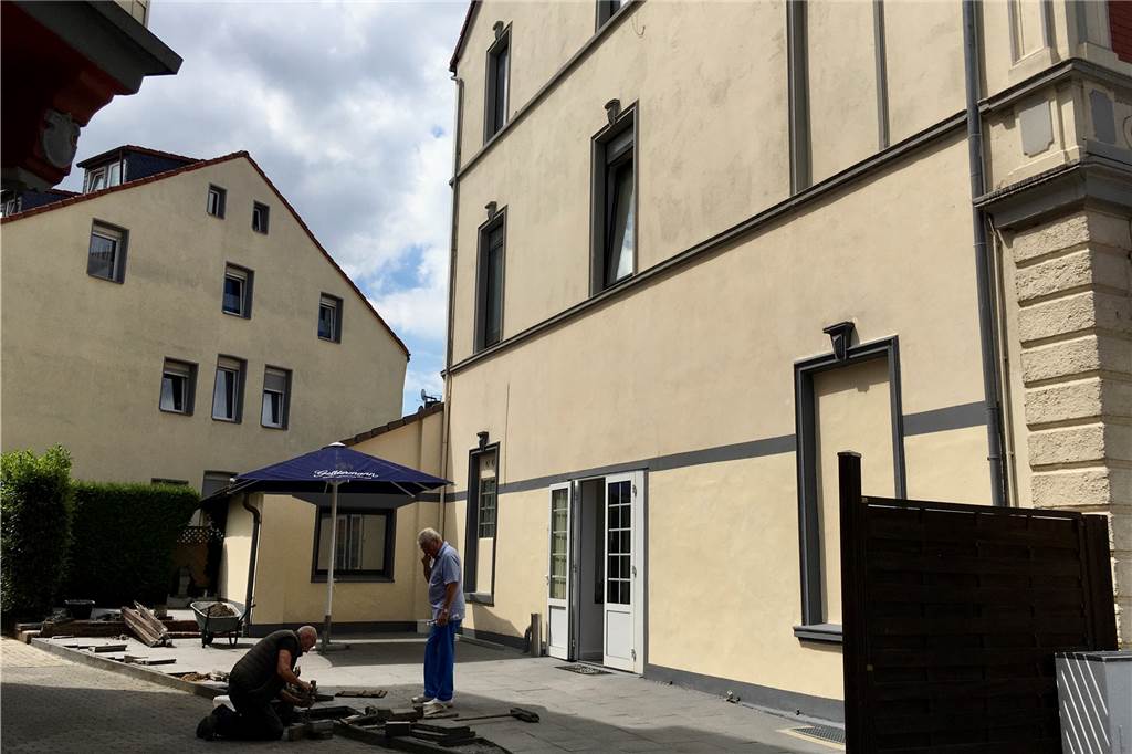 Die kleine Außenterrasse wird noch „schnuckelig ausgebaut“, kündigt Toni an.