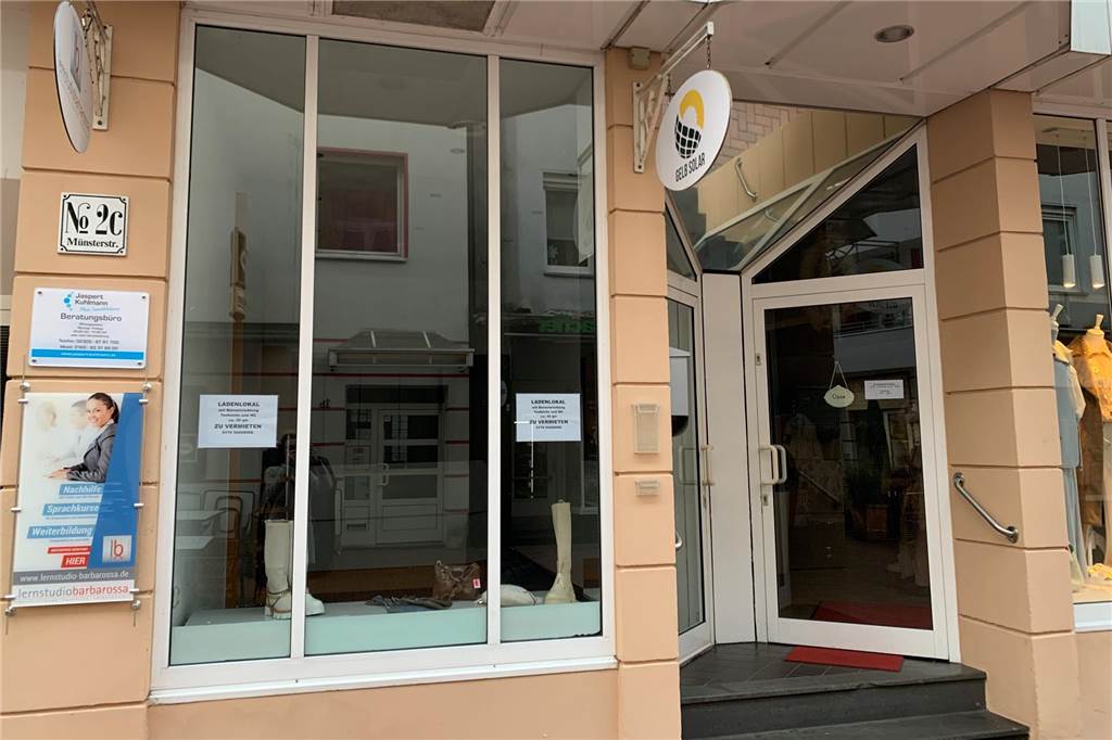 Altstadt ade, hallo Erin-Park: Jungunternehmer Louis Burmann ist an neuen Standort umgezogen Zu sehen ist die kleine Filiale der Firma Gelb-Solar an der Münsterstraße in der Altstadt, mittlerweile leer.