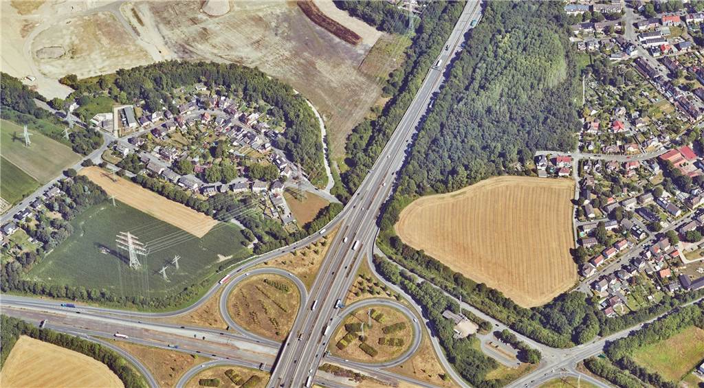 Ausbau des Langenackers zum Segro Park Dortmund beginnt erst 2025 Luftbild des Autobahnkreuzes Castrop-Rauxel-Ost und der Kreuzloh-Siedlung.