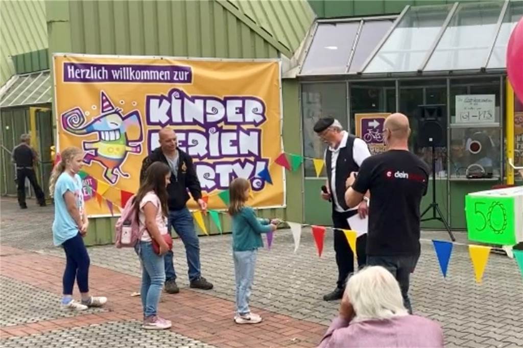Virtual Reality und Tigerenten-Rodeo: So sieht es aus auf der 50. Kinderferienparty Die kleine Sofia durfte mit einem Scherenschnitt die 50. Kinderferienparty eröffnen.