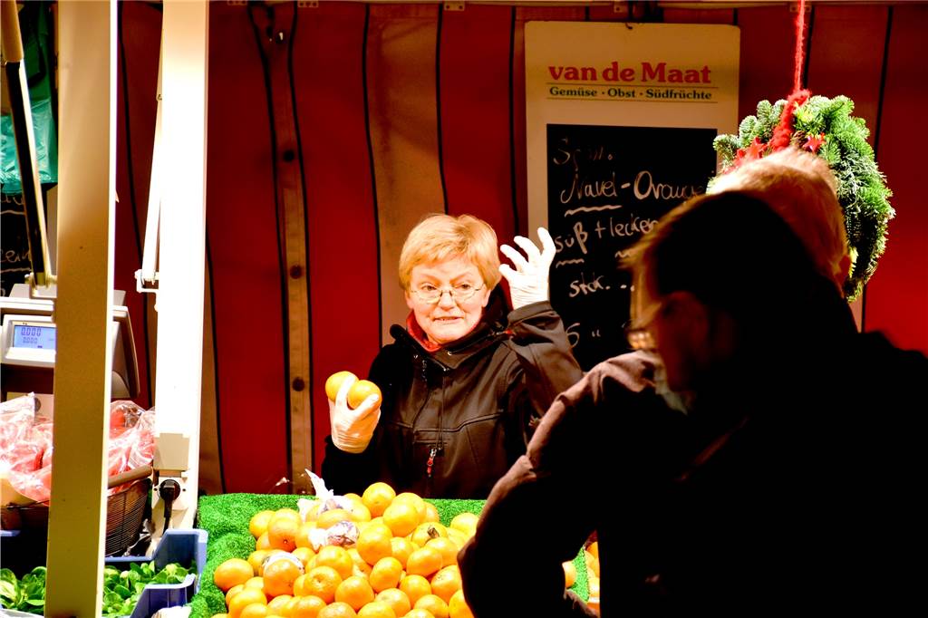 Nach 100 Jahren: Familie van de Maat gibt Obst- und Gemüsehandel auf "Die kleine Sorte ist kräftiger und süßer", engagiertes Verkaufs- und Beratungsgespräch: Birgit van de Maat weiß eben, wovon sie spricht. Obst und Gemüse kommt nur nach eingehender Prüfung auf ihren Verkaufstresen. "Ich verkaufe nur Leckeres", sagt sie lachend.