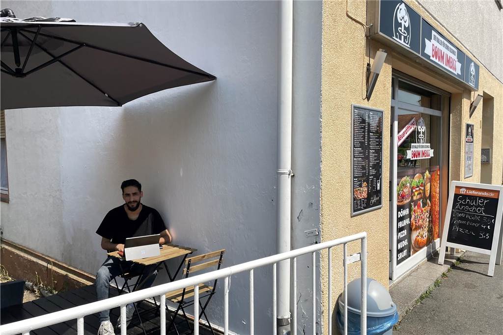 Student Hasan Abeed (21) lebt und lernt in seinem Kirchlinder Imbiss Die kleine Terrasse am Imbiss will Hasan Abeed noch erweitern. Zehn Sitzplätze sollen es werden.